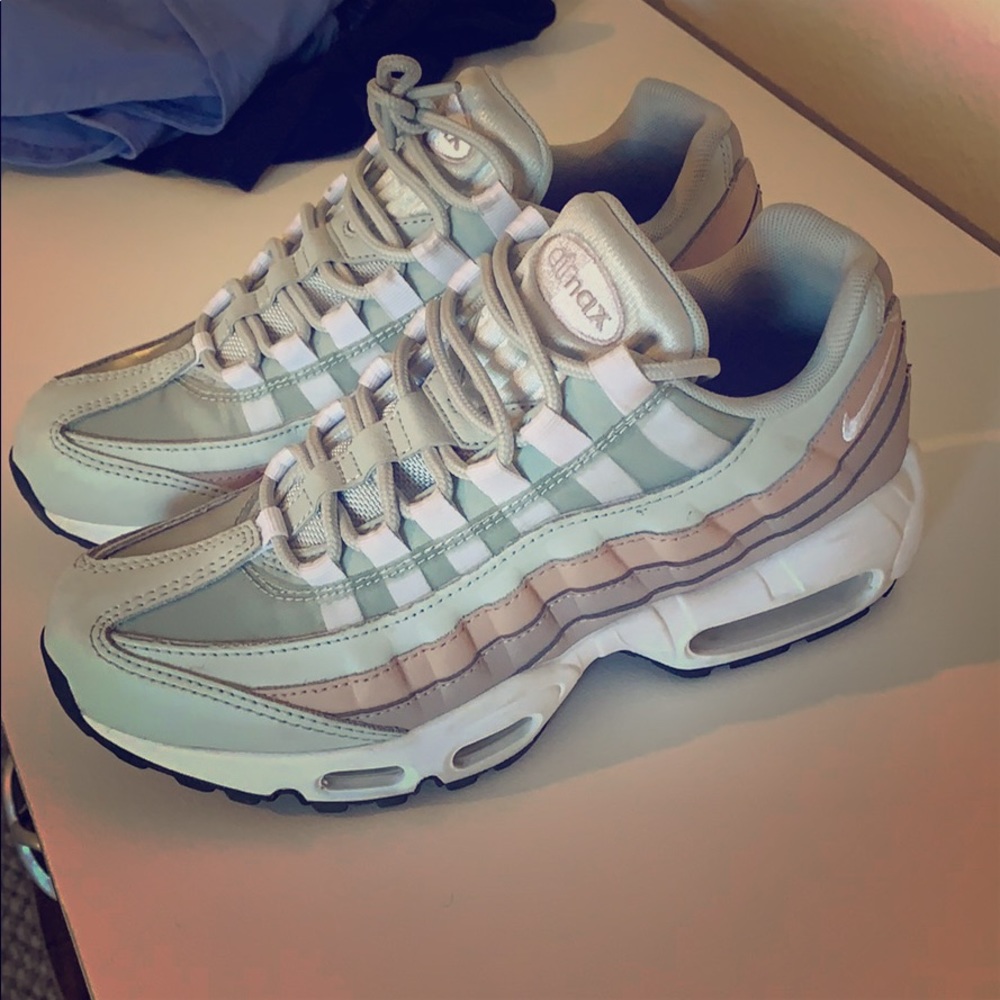 Woman’s Nike airmax
